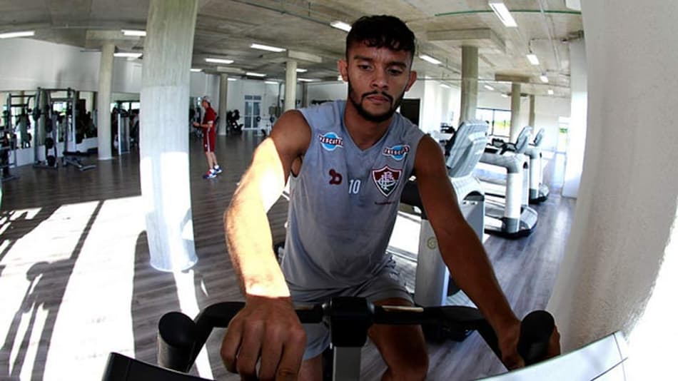 Ainda sem bola, Scarpa deve voltar a treinar no gramado nesta semana