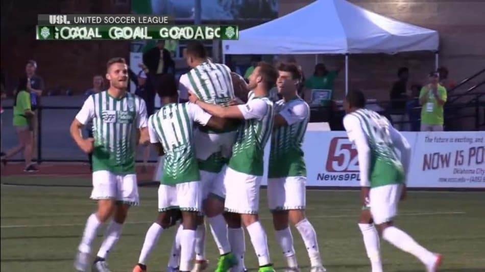 Cobrança de lateral com pirueta resulta em golaço de bicicleta nos EUA. Veja!