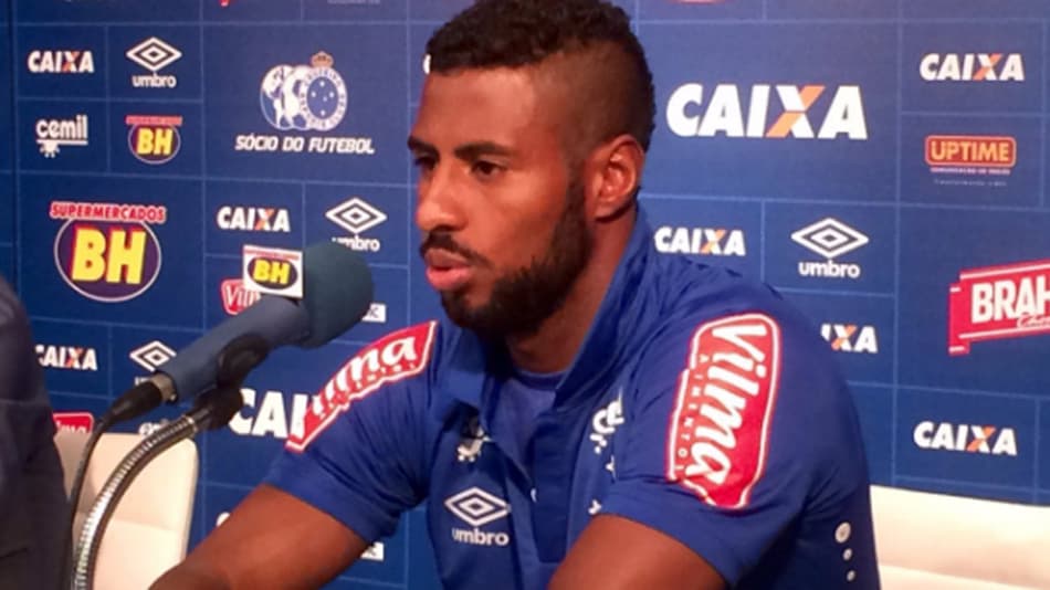 Lennon é apresentado no Cruzeiro e promete brigar por espaço