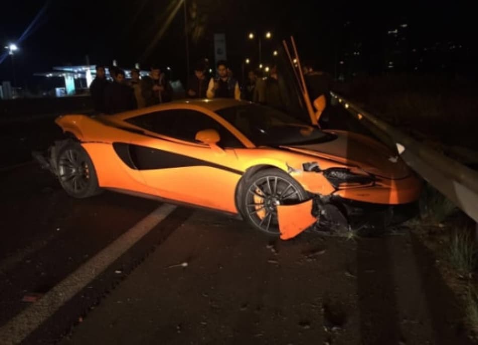 Ex-número um do mundo sofre acidente e destrói McLaren avaliada em R$ 550 mil