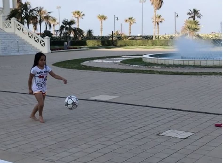 Filha do ex-lateral Roberto Carlos mostra talento com a bola