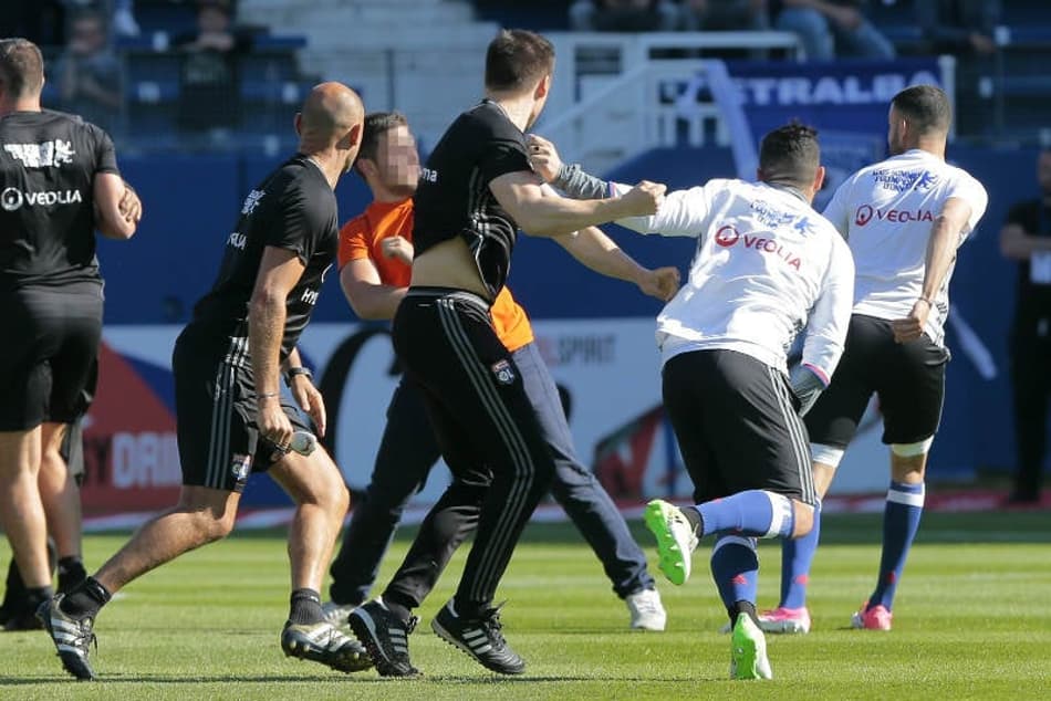 Confusão com torcedores do Bastia e jogadores do Lyon interrompe jogo