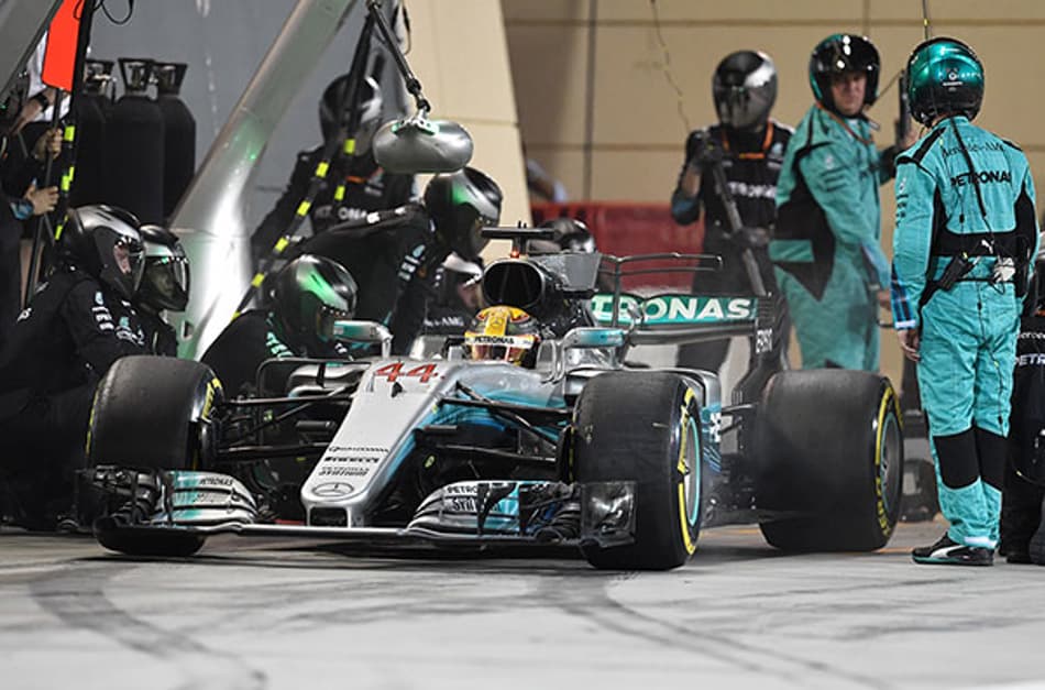 Lewis Hamilton pede desculpas por punição no pit-lane
