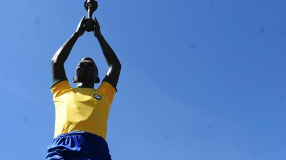 Pelé 77 anos: Homenagens, depoimento contundente e filme “Made in USA”