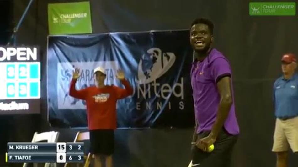 Som de casal fazendo sexo interrompe partida de tênis em Sarasota. Assista!