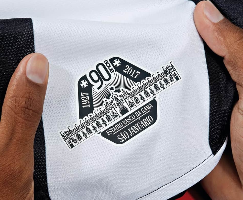 Umbro divulga detalhe da nova camisa do Vasco para 2017