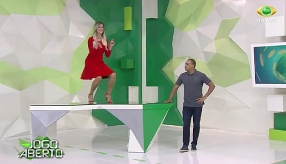 Renata Fan faz a festa e rebola em cima da mesa do Jogo Aberto; assista