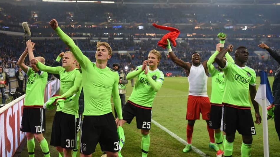 Schalke vence, mas é eliminado pelo Ajax; Lyon bate Besiktas nos pênaltis