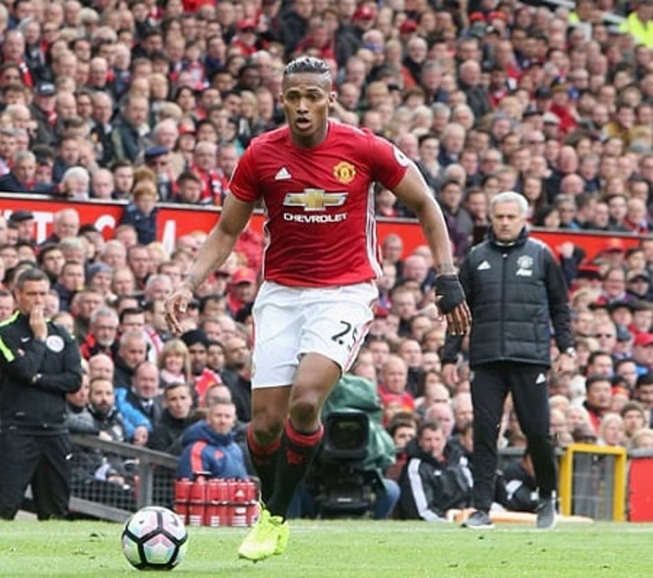 Antonio Valencia pode trocar o Manchester por gigante europeu