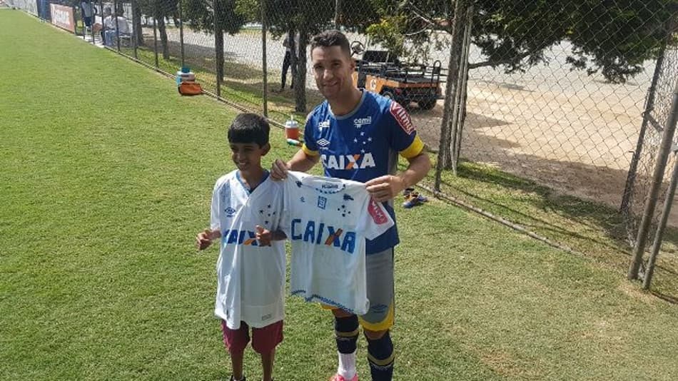 Garoto que pintou camisa à mão vai ao treino do Cruzeiro e é presenteado