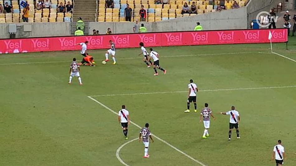 Wellington dribla até o juiz e Douglas acaba expulso no clássico. Veja!