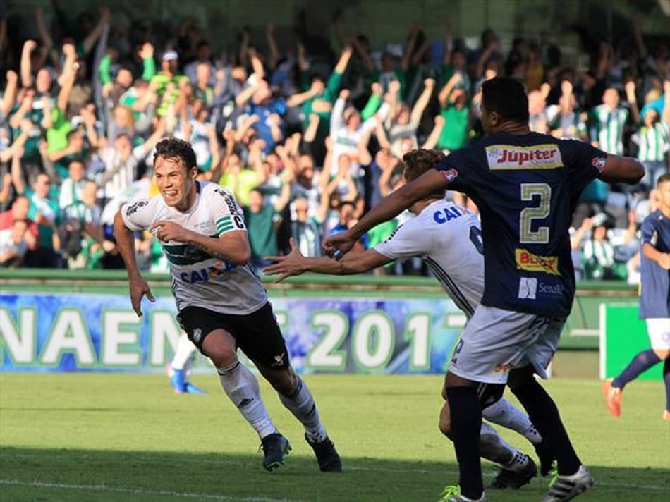 Coritiba bate o Cianorte e chega à final do Paranaense