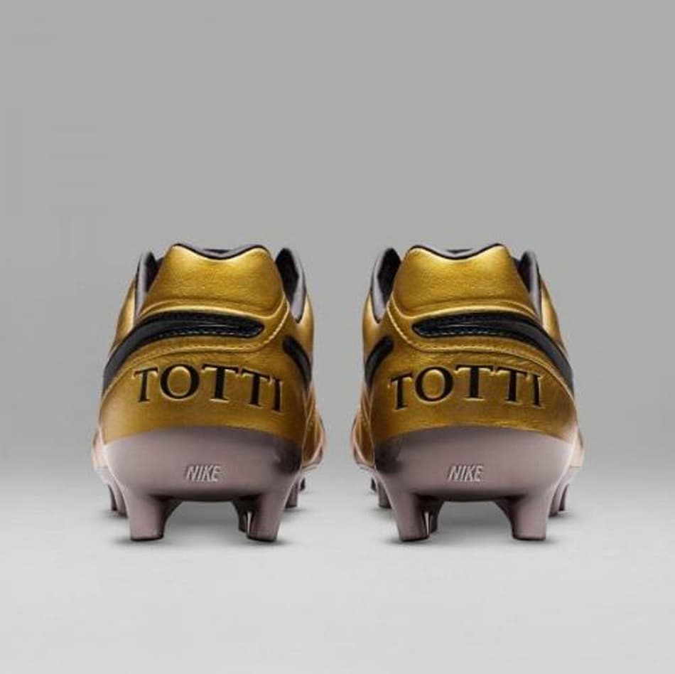 Segunda Pele: Totti ganha chuteira especial pelos 25 anos de carreira