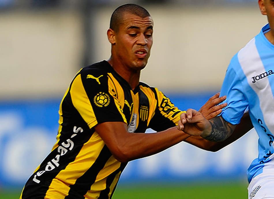 Lateral do Peñarol promete atormentar a vida de Zé Roberto