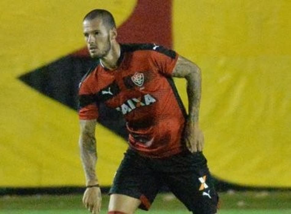 Fred zagueiro do Vitória
