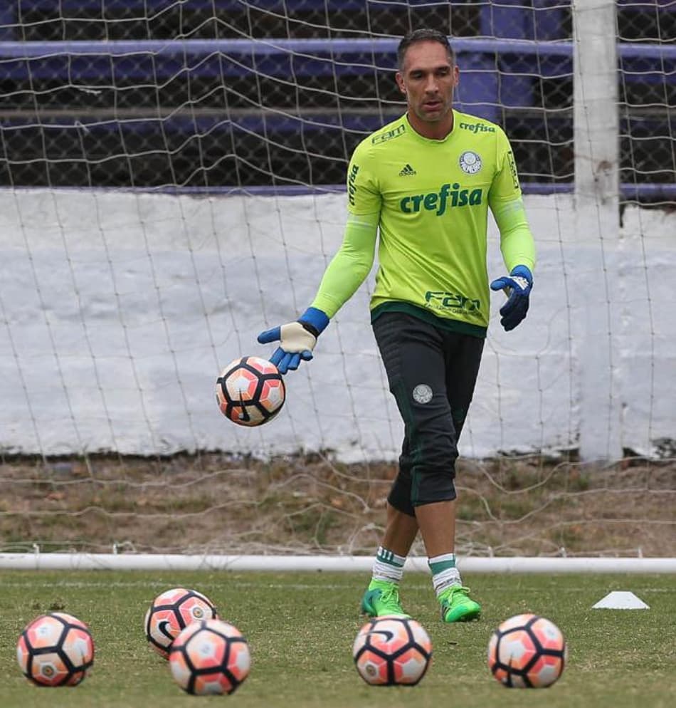 Prass diz que ainda não foi procurado para renovar e foca só em jogar