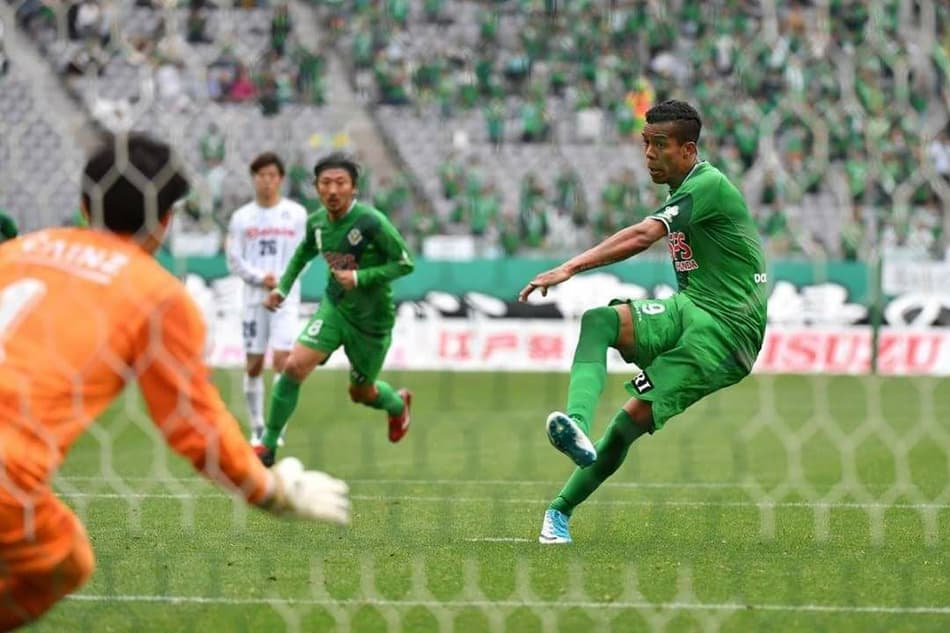 Atacante ex-Náutico celebra boa fase no Japão com gol e assistência