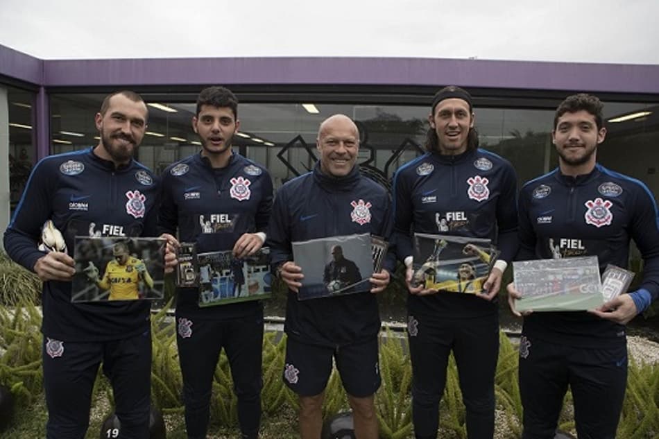Treino do Timão tem volta de meia, Kazim zoando repórter e homenagem