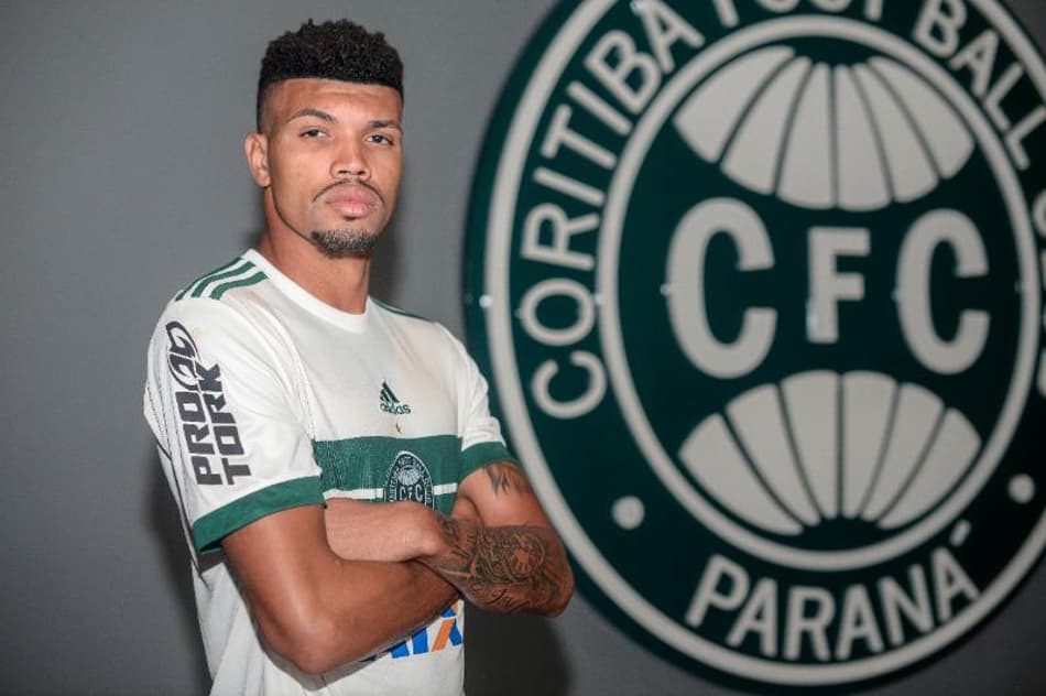Coritiba ganha nova camisa titular. Confira imagens do lançamento