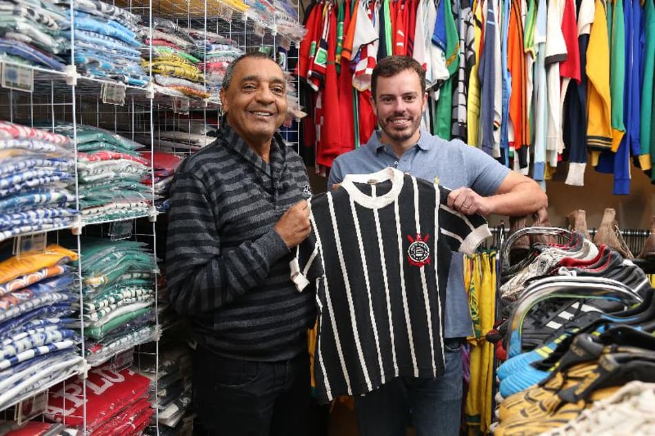 Basílio e Paulo seguram a camisa histórica