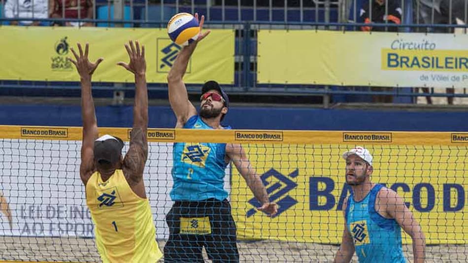 Tricampeões iniciam Superpraia com o pé direito