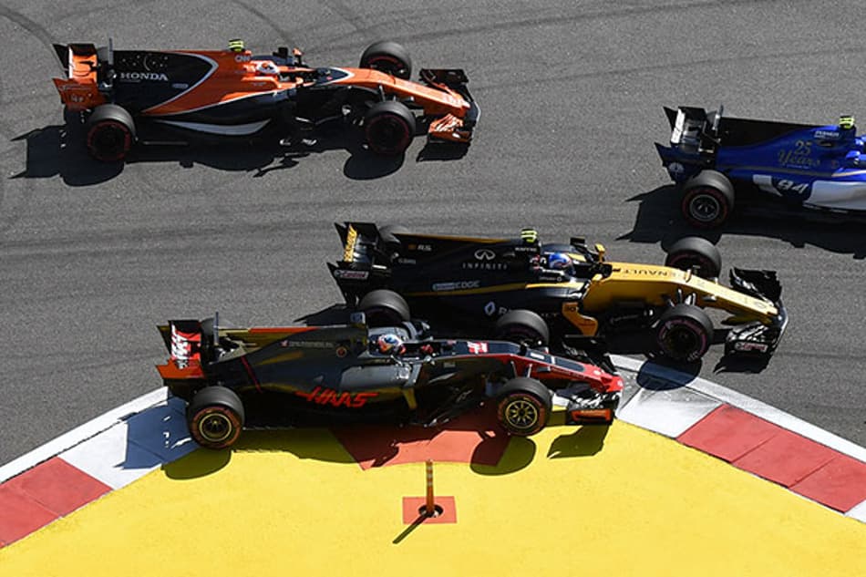 Palmer e Grosjean culpam um ao outro por acidente na primeira volta