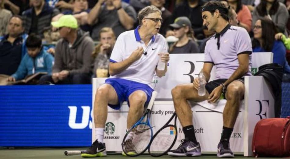 Federer joga exibição beneficente ao lado de Bill Gates