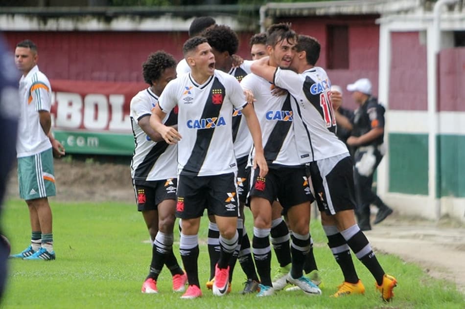 Herói, Paulinho vibra com título no sub-20 e sonha com profissional