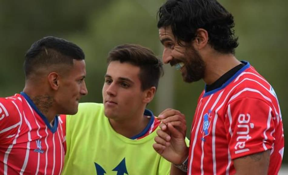 Loco Abreu marca o primeiro gol na Segunda Divisão do Uruguai