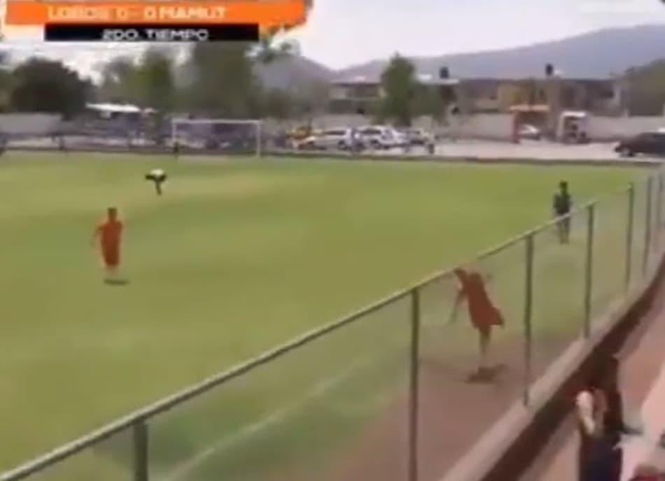 México: Atacante se atira em alambrado na comemoração de gol