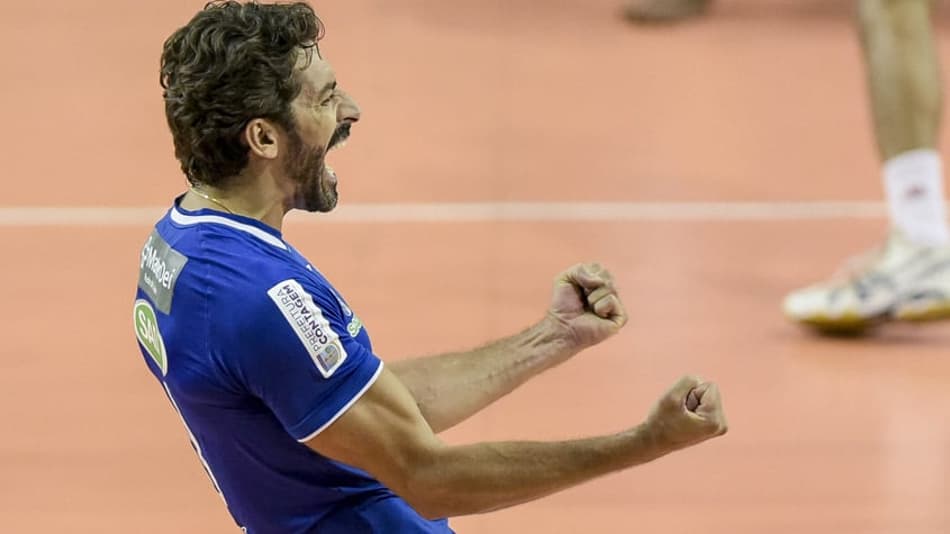 Líderes Sada/Cruzeiro e Sesc sofrem, mas vencem na Superliga