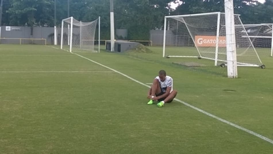 Depois de 6 meses, Luiz Felipe treina com chuteira no CT Rei Pelé