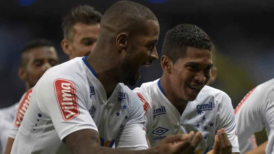 Elogiado por Mano, Dedé evita falar em sequência de jogos e titularidade