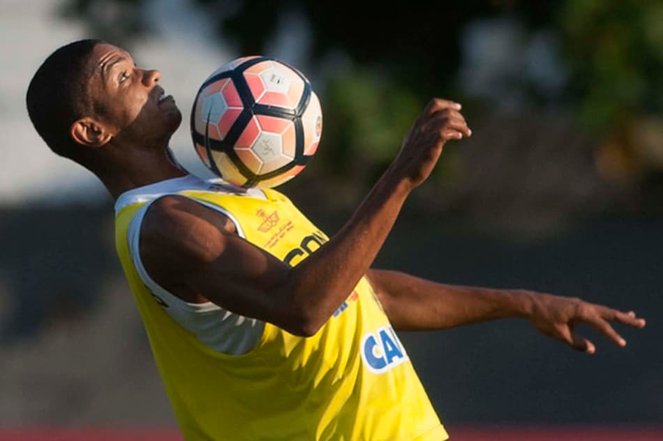 Artilheiro do Santos no Pacaembu, Braz quer dedicar gol a Longuine