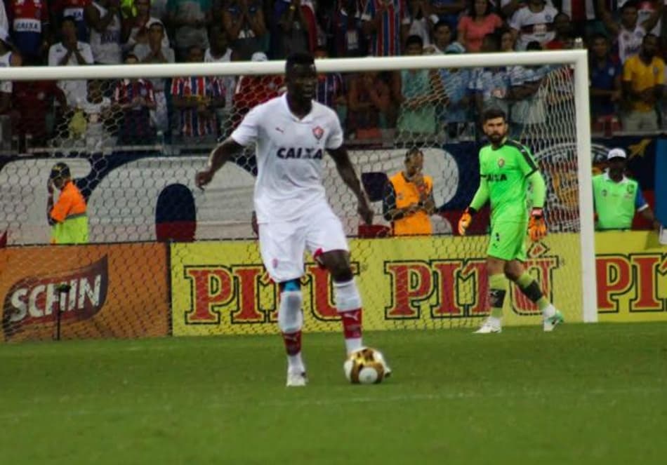 Após empate no clássico, o zagueiro Kanu elogia desempenho do Vitória