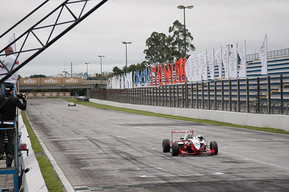 Após mais de uma década, F-3 volta a ter transmissão pela TV