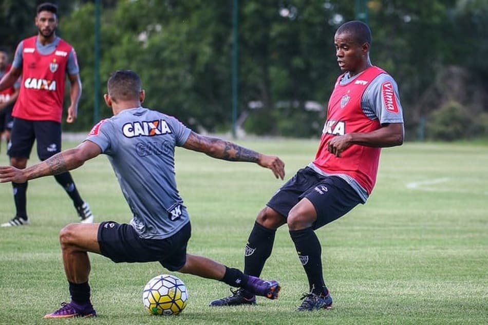 Lateral Eron rescinde contrato com o Atlético-MG