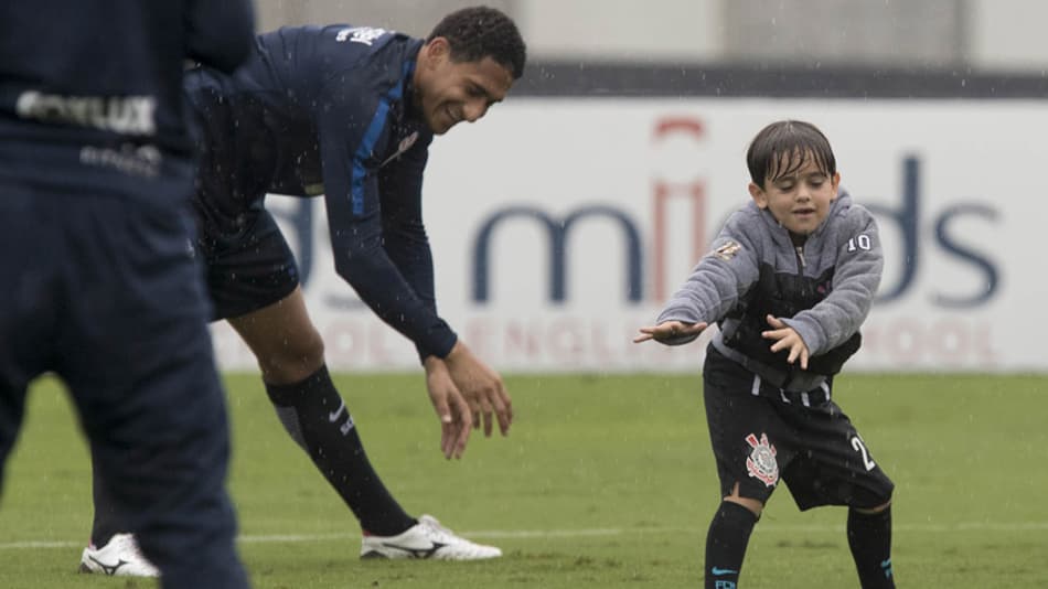 ‘Mini Fagner’ treina com elenco do Corinthians e até arrisca bicicleta