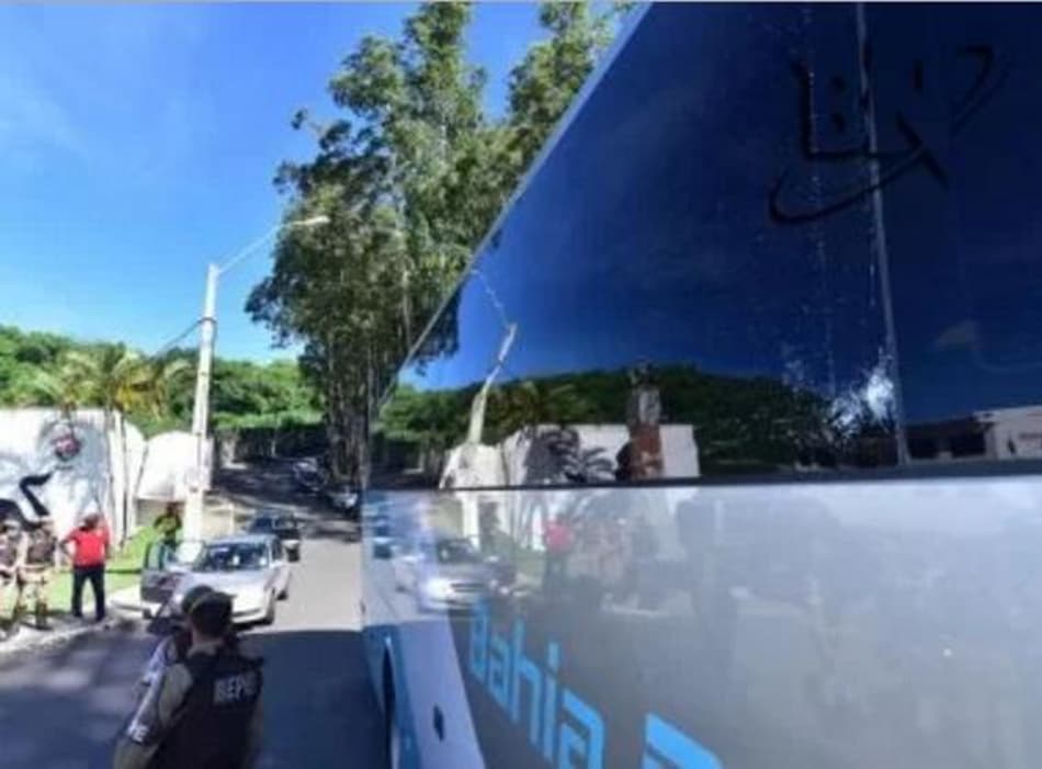 ônibus do Bahia é atingido por pedrada