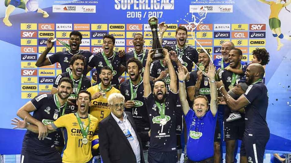 Jogadores do Sada Cruzeiro celebram pentacampeonato