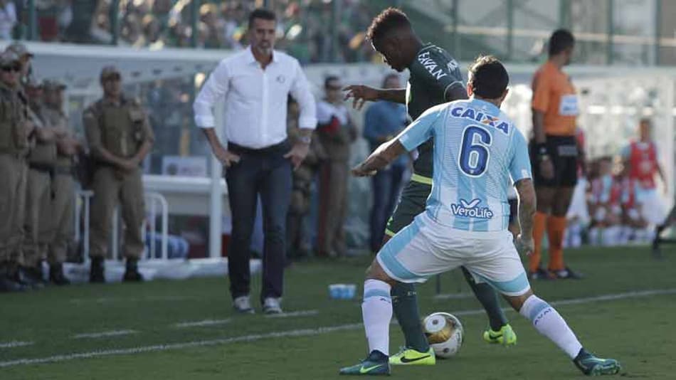 Chapecoense perde por 1 a 0, mas conquista bicampeonato inédito
