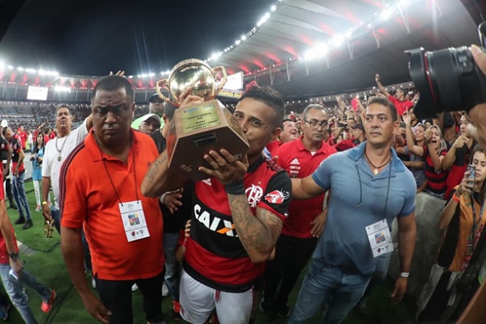 Motorzinho e quase 'gamer', Everton não se intimida com concorrência e revela mentor no Fla