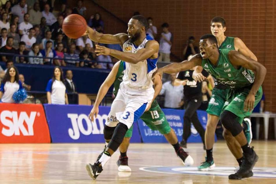 Pinheiros derrota o Bauru e fica a uma vitória de final inédita do NBB