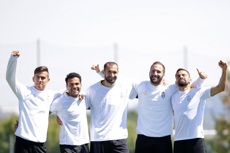 De uma final à outra, Juventus muda meio time e encanta a Europa