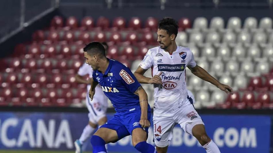 Cruzeiro abusa de erros defensivos, perde fora e cai na Sul-Americana