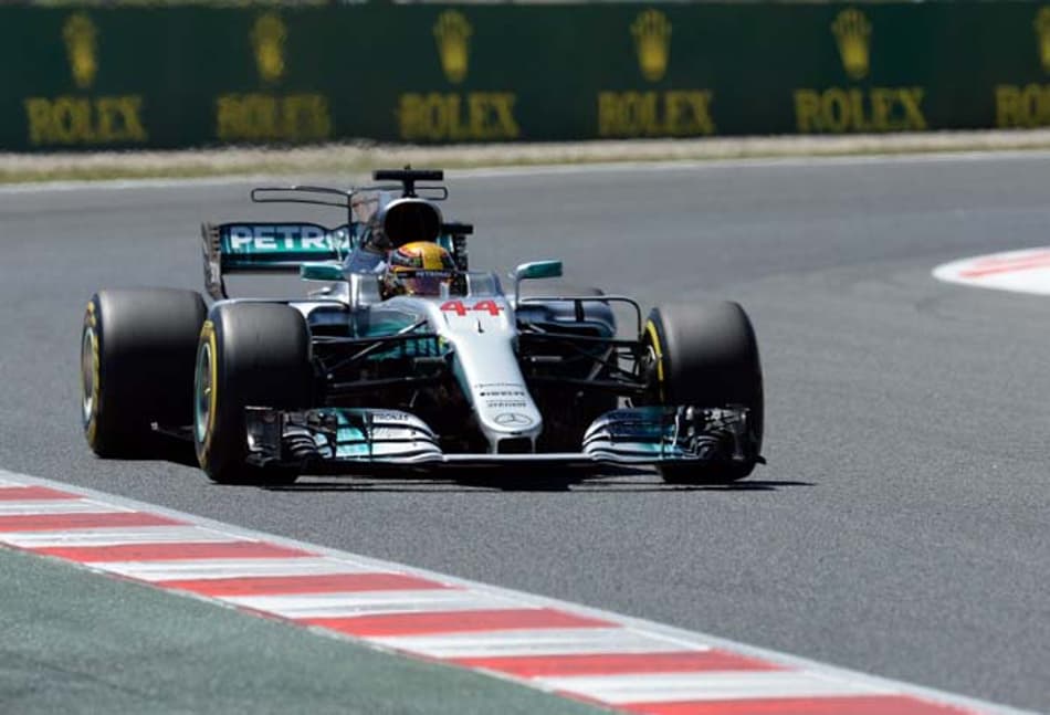 Hamilton confirma o favoritismo e crava a pole em Barcelona