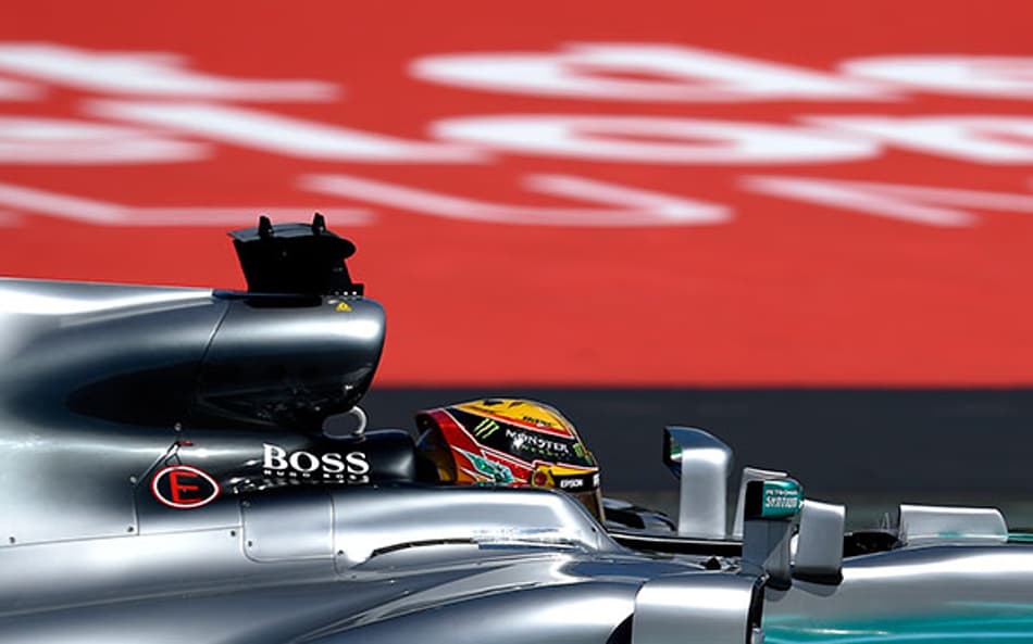 Hamilton comemora liderança em classificatório intenso