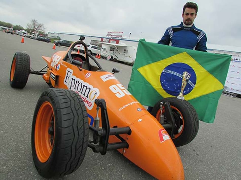 Brasileiro vence primeira prova internacional da Fórmula Vee no Canadá