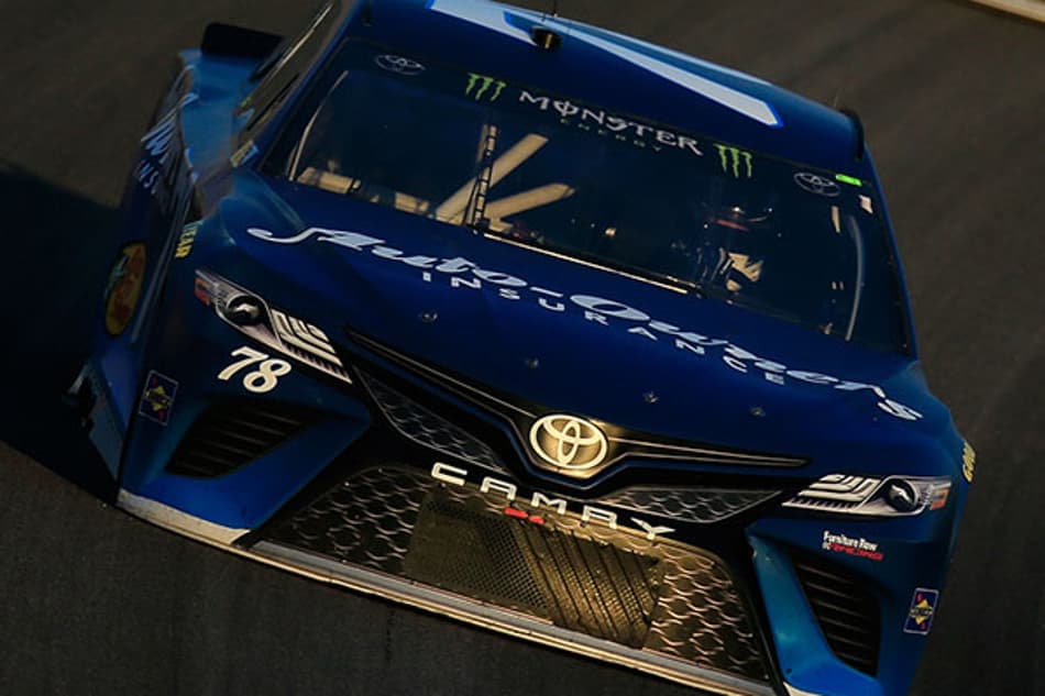NASCAR: Martin Truex vence etapa do Kansas com forte batida de Almirola