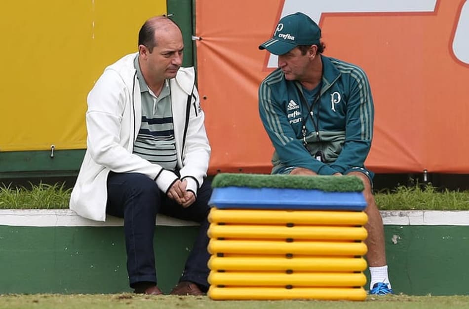 Cuca conversa com o gerente Cícero Souza na Academia: veja os atacantes hoje no elenco do Palmeiras